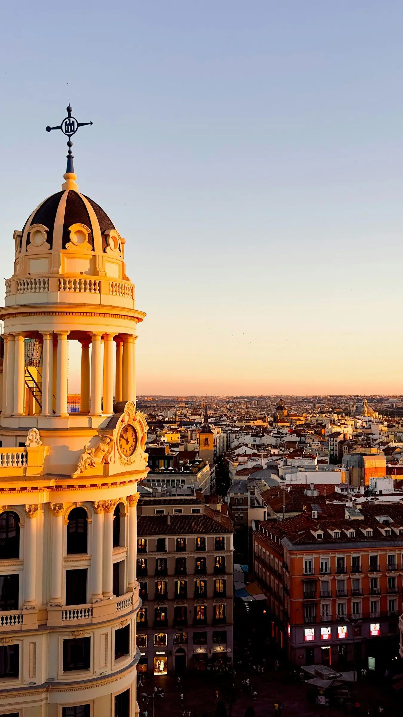 Cúpula y tejados de Madrid al atardecer