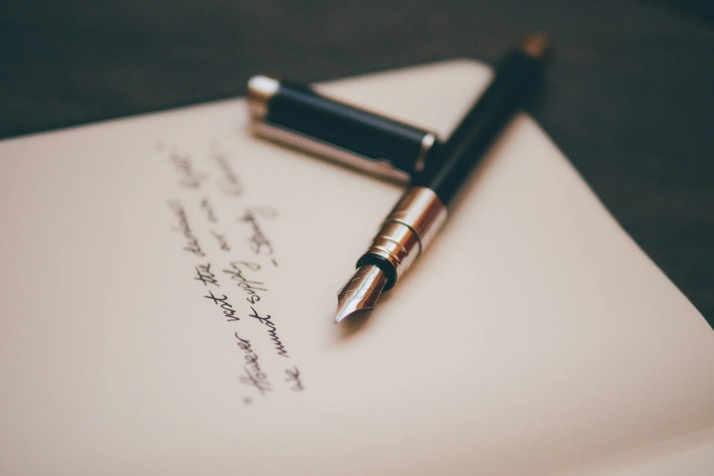 Pluma estilográfica sobre una carta manuscrita