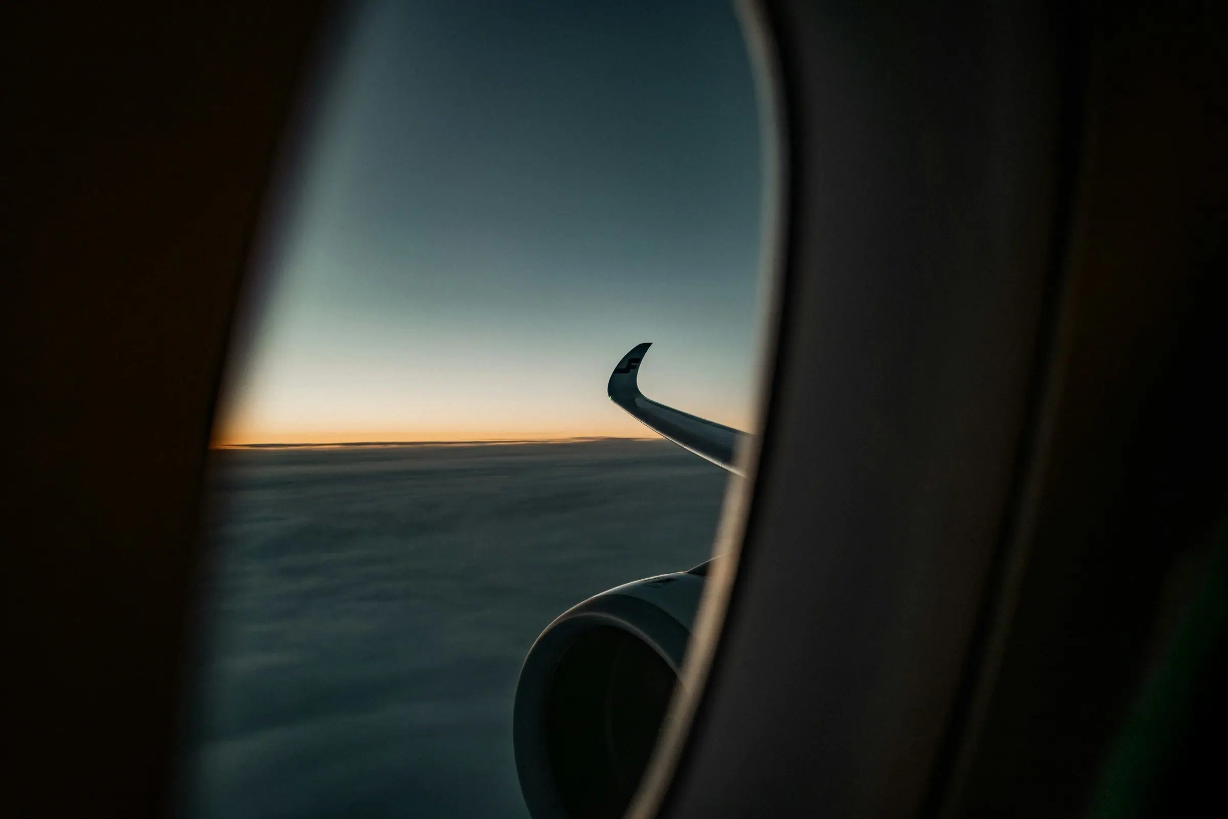 Ventanilla de avión al anochecer